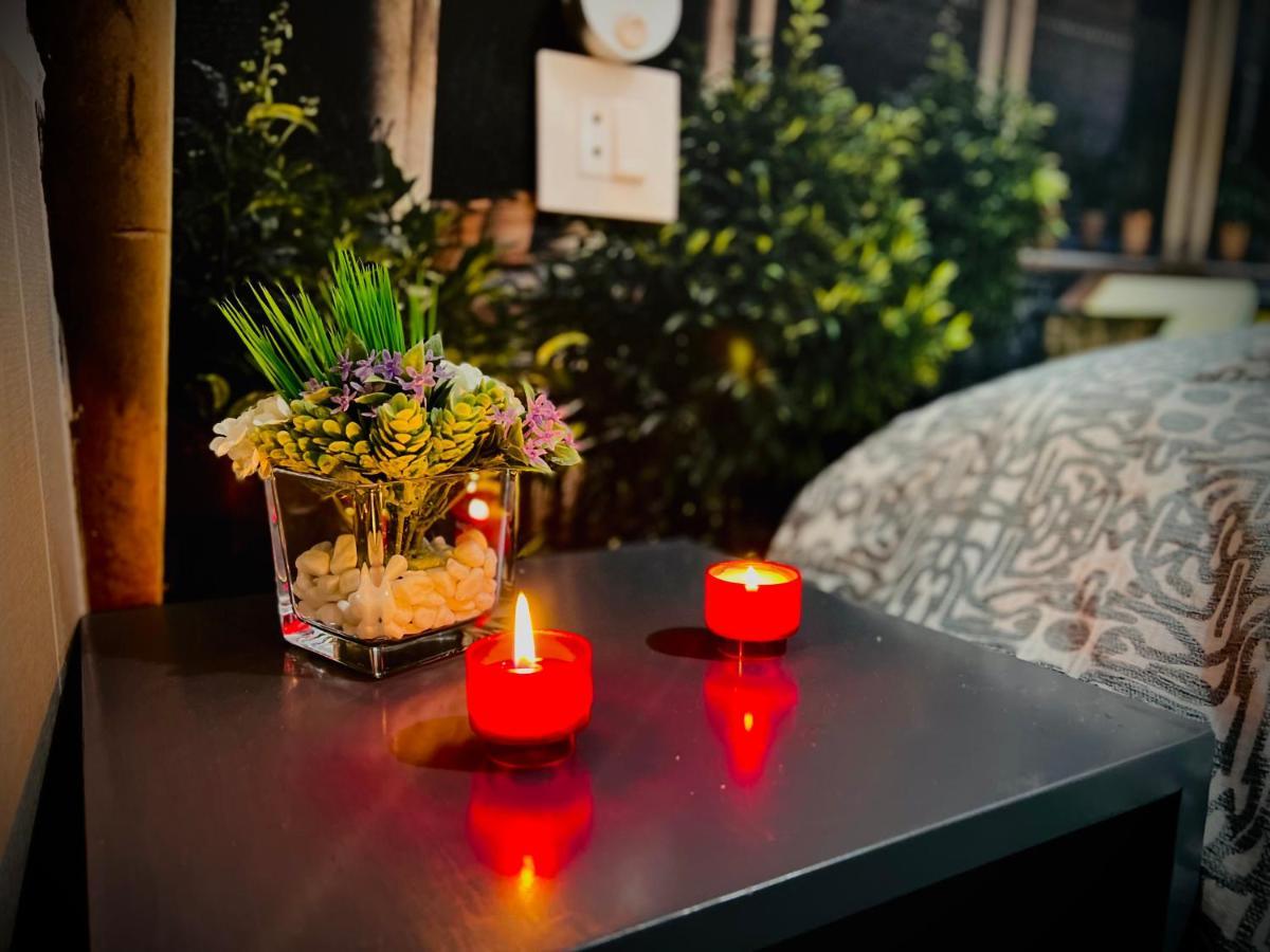 塞维利亚 帕科斯旅馆酒店 外观 照片 A nightstand with a flower vase and two candles